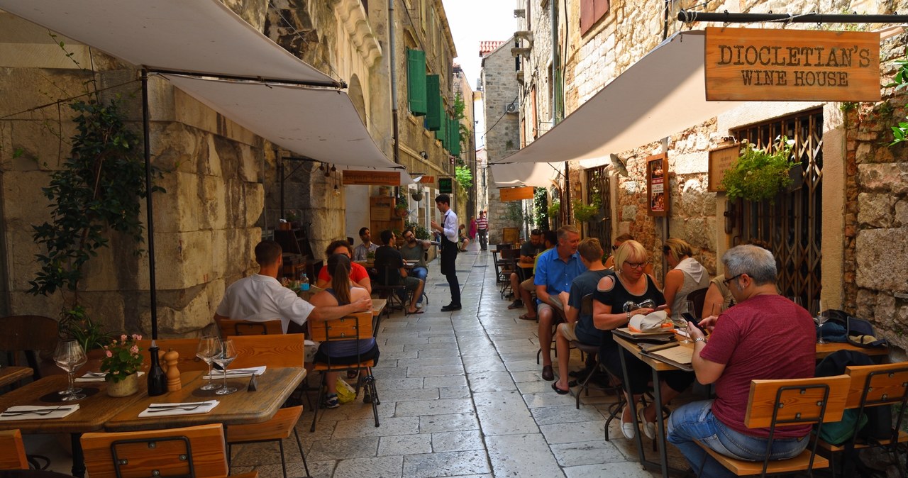 Ile kosztują wakacje w Chorwacji?  W barach i restauracjach ceny zależą nie tylko od standardu ale też pory roku oraz usytuowania lokalu. /123RF/PICSEL
