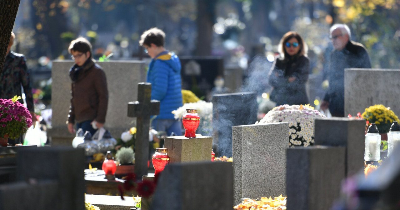 Ile kosztuje grób na cmentarzu? /Artur Barbarowski /East News
