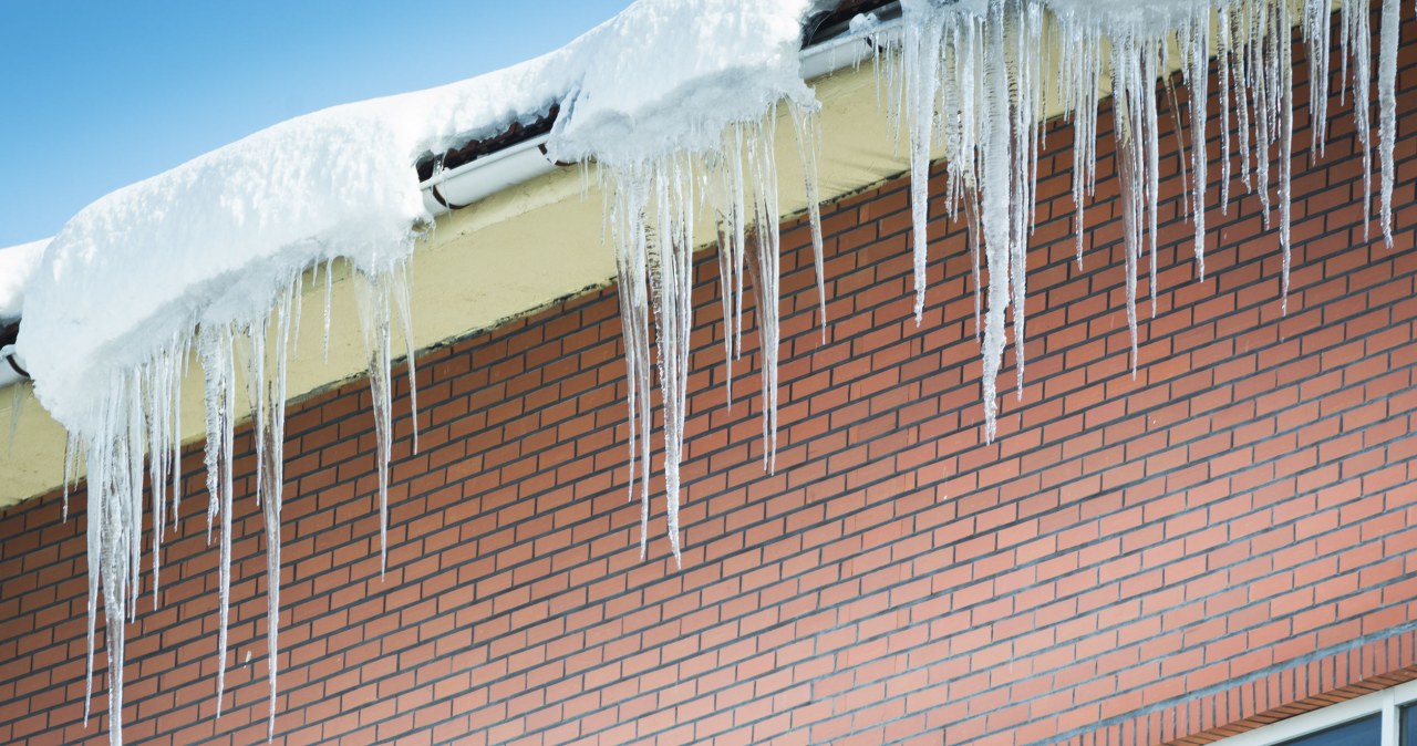 Ile kosztuje usuwania sopli i śniegu z dachu? /123RF/PICSEL