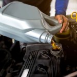 Ile kosztuje wymiana oleju silnikowego w 2026? Sprawdziliśmy ceny