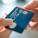Ile kosztuje wznowienie karty w bankach w Polsce? Wybierając te placówki, zaoszczędzisz