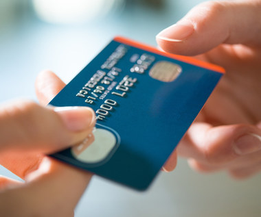Ile kosztuje wznowienie karty w bankach w Polsce? Wybierając te placówki, zaoszczędzisz