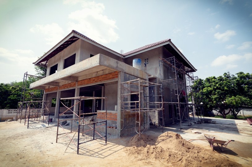 Ile kosztuje zbudowanie domu, a ile kupienie gotowego? /123RF/PICSEL