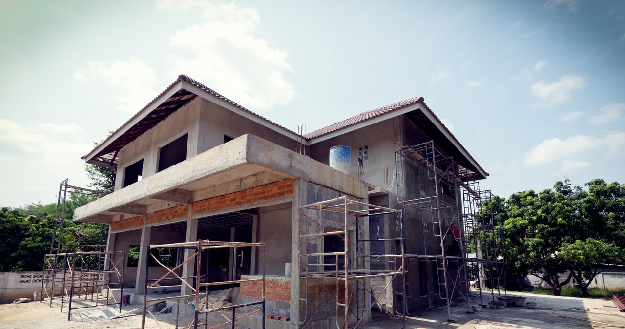 Ile kosztuje zbudowanie domu, a ile kupienie gotowego? /123RF/PICSEL