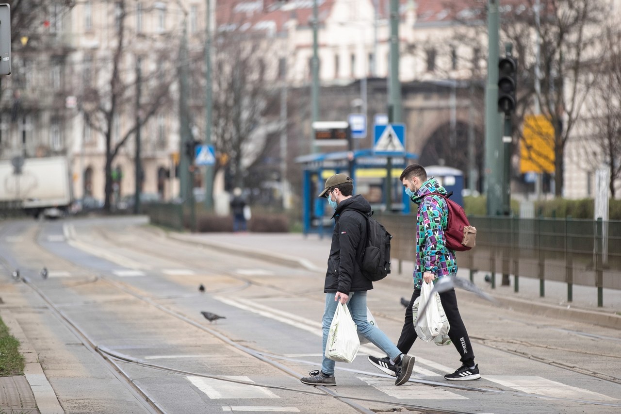 Ile mandatów za brak maseczki? Policja odpowiada