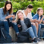 Ile młodzi wytrzymają bez telefonu? Co dziesiąty najwyżej godzinę