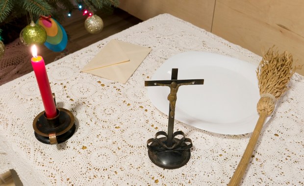 Ile należy dać księdzu do koperty? Wyjaśniamy