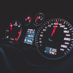 Ile naprawdę jedziesz przy 50 km/h? Twój licznik kłamie