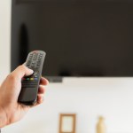Ile naprawdę kosztuje oglądanie telewizji? Liczby mogą zaskoczyć