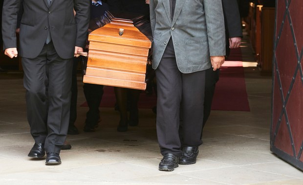 Ile osób zmarło w Polsce w 2021 roku? GUS podał dane  