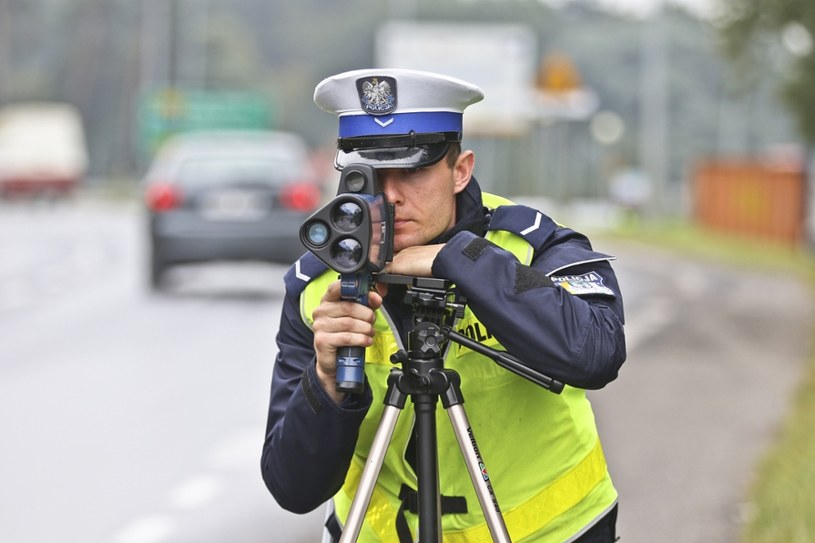 Ile policjanci zatrzymali praw jazdy? /Piotr Jędzura /Reporter