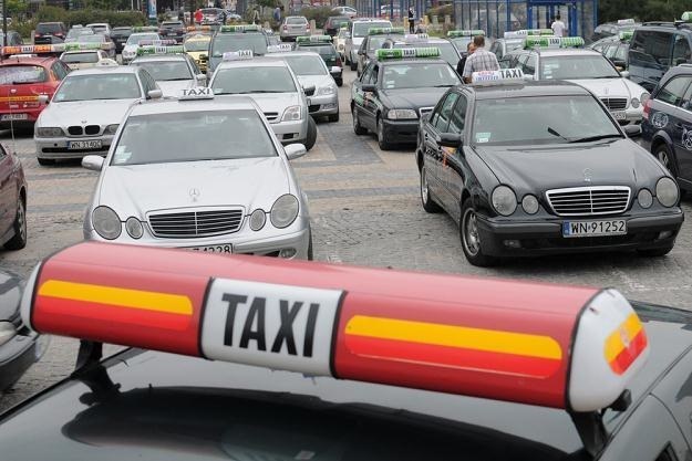 Ile przeciętnie kosztuje kurs taksówką? /Adam Stępień /Reporter