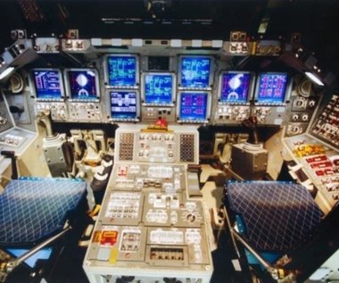 Ile przycisków znajduje się w kabinie promu kosmicznego?