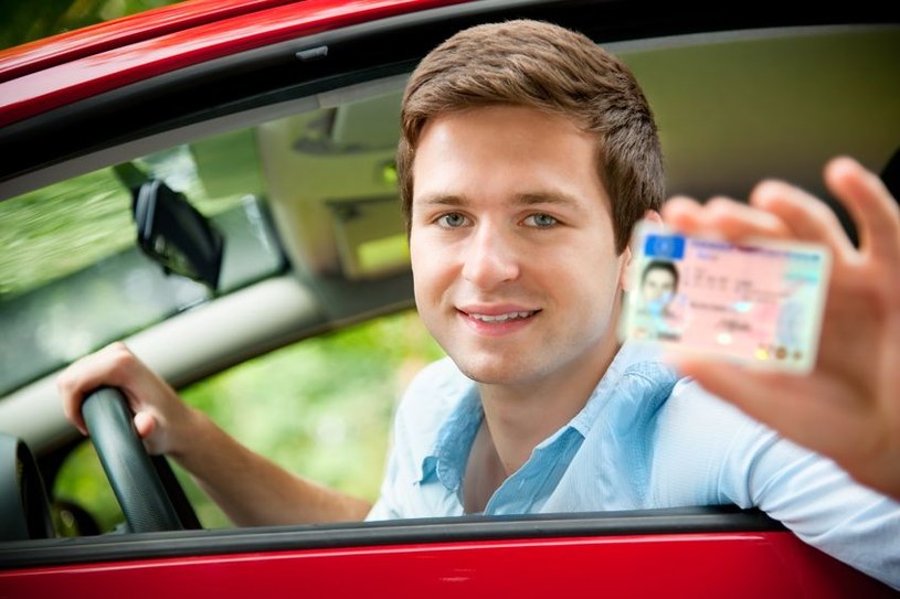 Prawo jazdy — ile się czeka na odbiór, czy można jeździć przed odbiorem Motoryzacja w INTERIA.PL