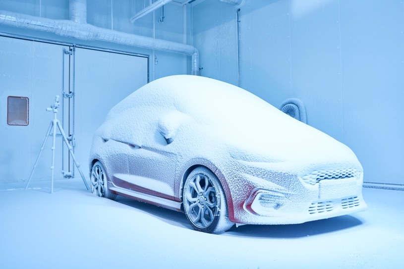 Ile śniegu wpadnie do auta po otwarciu drzwi? /Informacja prasowa
