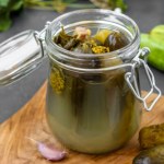 kiszenie ogórków Ile soli dodać do ogórków, żeby nie były miękkie? Stara receptura na twarde i chrupiące kiszone