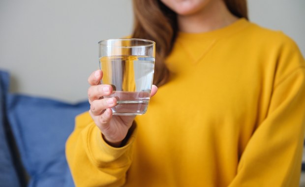 Ile szklanek wody musisz wypić każdego dnia? Najnowsze badania obalają mity