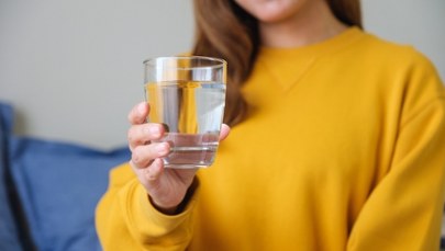 Ile szklanek wody musisz wypić każdego dnia? Najnowsze badania obalają mity