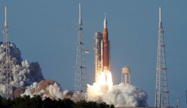 Ile trwa lot na Księżyc i jaka odległość dzieli go od Ziemi?