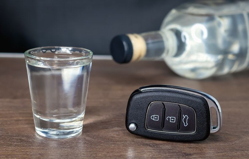 Ile trzeba czekać po wypiciu alkoholu, żeby móc prowadzić samochód? /123RF/PICSEL
