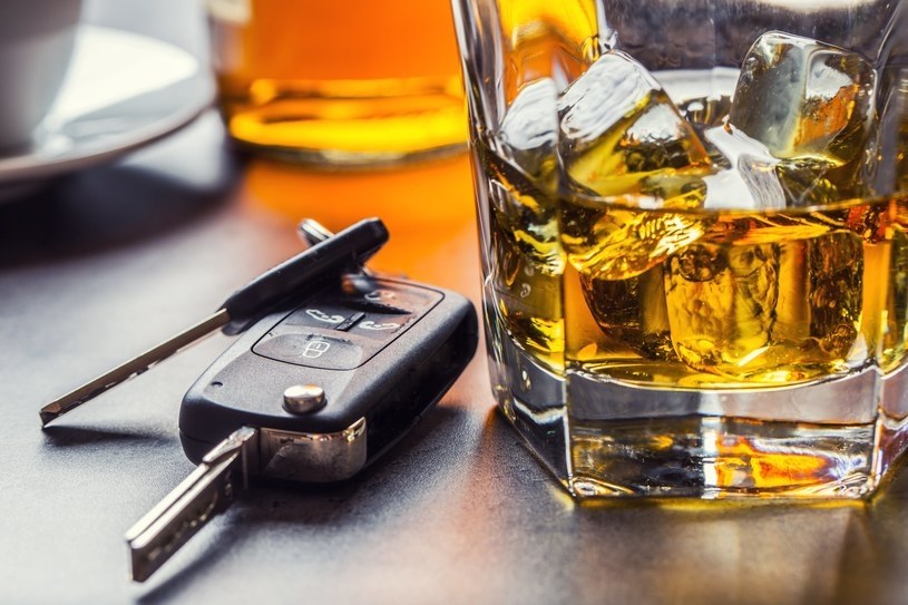 Ile trzeba czekać po wypiciu alkoholu, żeby móc prowadzić? /123RF/PICSEL