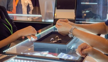 Ile trzeba wydać na pierścionek zaręczynowy? Uważaj na podatek