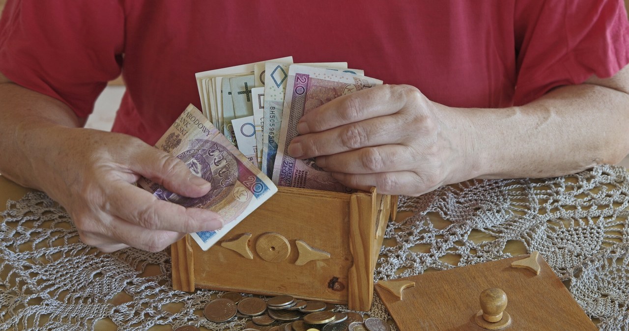 Ile trzeba zarabiać obecnie, aby dostać 4 tys. zł emerytury? /ZOFIA BAZAK /East News