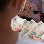 Ile włożyć do koperty na komunię? Taką kwotę najczęściej wybierają Polacy