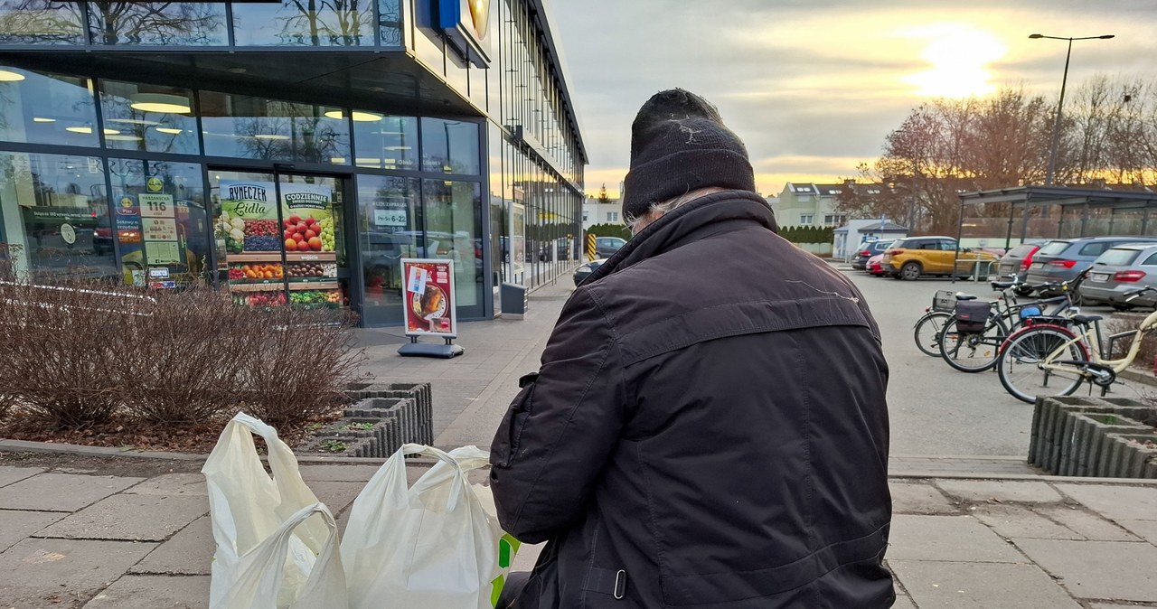 Ile wynosi najniższa emerytura na rękę? Wielu seniorów ma trudności z zakupem podstawowych produktów. /Piotr Kamionka/REPORTER /East News