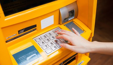 Ile wynosi prowizja za wypłatę z bankomatu? Tak jej unikniesz