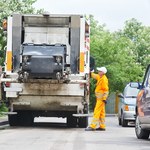 Ile zarabia kierowca śmieciarki? Brudna robota potrafi się opłacać