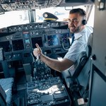 Ile zarabia pilot samolotu pasażerskiego i jak nim zostać?