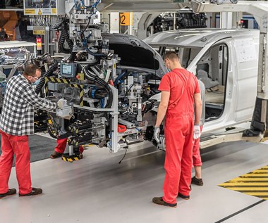 Ile zarabia się w fabryce samochodów? Niemcy podnoszą Polakom pensje