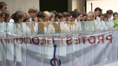 Ile zarabiają lekarze stażyści? Resort chce podnieść płace