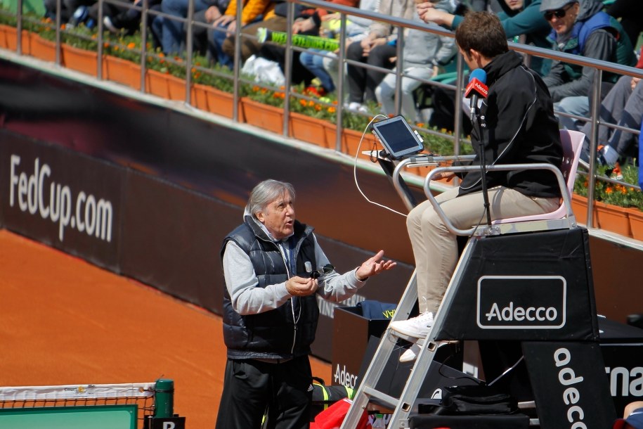 Ilie Nastase podczas "wymiany zdań" z sędzią /BOGDAN CRISTEL /PAP/EPA