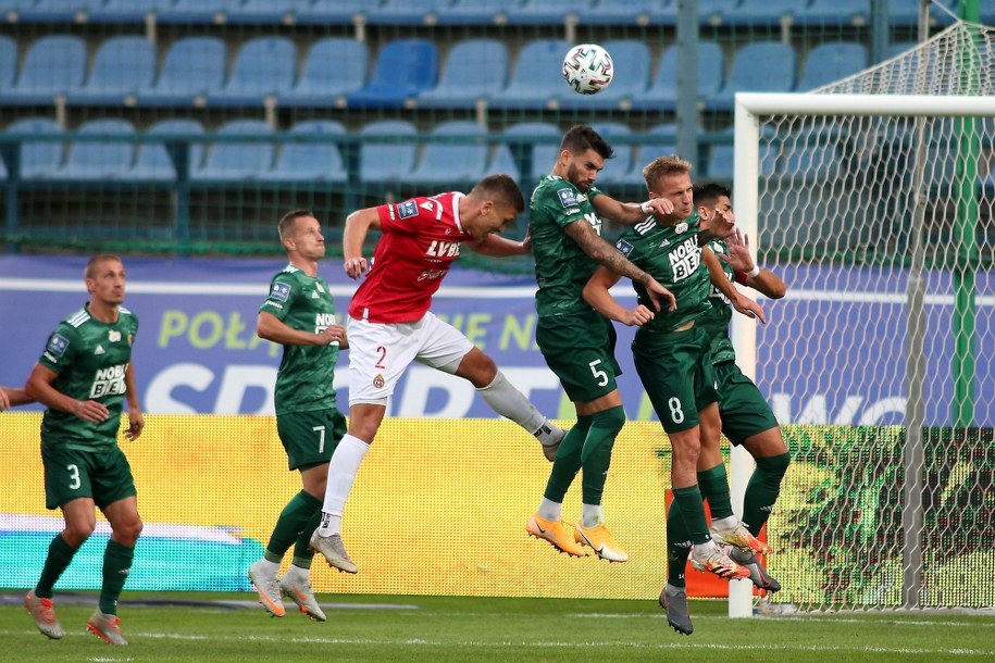 iłkarz Wisły Kraków Rafał Janicki oraz Israel Puerto i Mateusz Praszelik ze Śląska Wrocław //Łukasz Gągulski /PAP