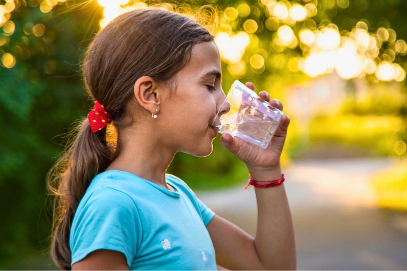 Ilość wody w diecie dziecka jest uzależniona od wagi, ale także codziennej aktywności fizycznej /123RF/PICSEL