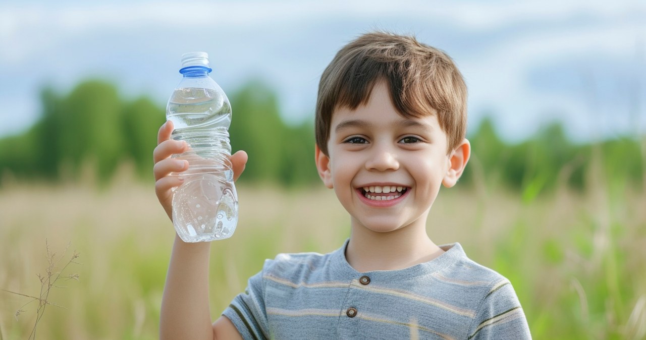 Ilość wody w diecie dziecka jest uzależniona od wagi, ale także codziennej aktywności fizycznej /123RF/PICSEL