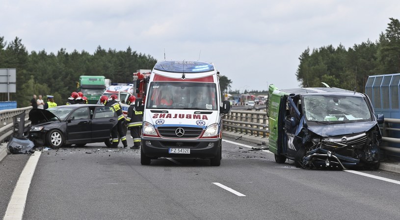 Ilość wypadków drogowych w Polsce znacząco przewyższa średnią europejską /Piotr Jędzura /Reporter