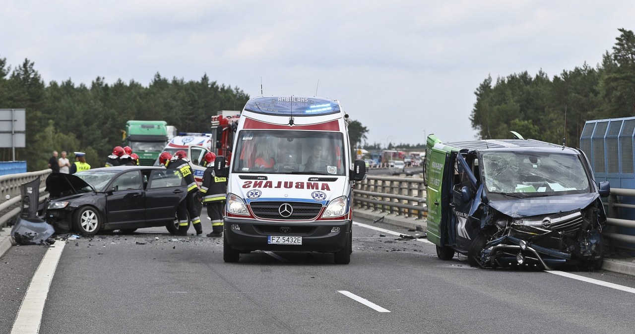 Ilość wypadków drogowych w Polsce znacząco przewyższa średnią europejską /Piotr Jędzura /Reporter