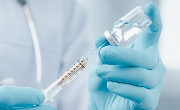 ​Ilu medyków przyjęło trzy dawki szczepionki przeciwko koronawirusowi? Znamy dokładne dane