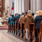 Ilu Polaków chodzi do kościoła? Zaskakujące dane