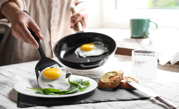 Ilu Polaków codziennie je śniadanie? Znamy wyniki najnowszych badań