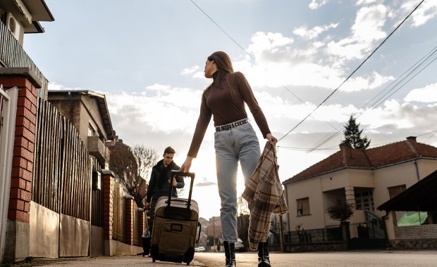 Ilu Polaków mieszka za granicą, gdzie szukają szczęścia? Oto najpopularniejsze kierunki emigracji w 2024 roku