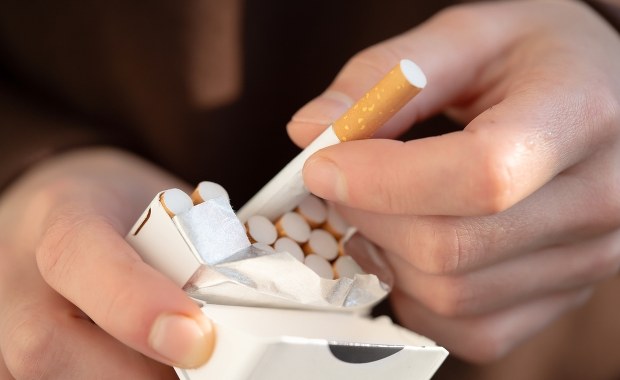 Ilu Polaków pali papierosy? 