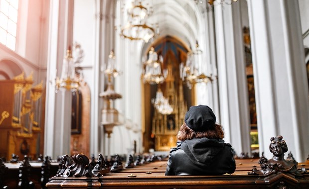 Ilu Polaków regularnie chodzi do kościoła? Nowe dane nie pozostawiają złudzeń