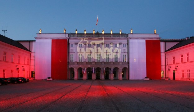 Iluminacja z hasłami "10 lat w Unii Europejskiej" i "25 lat Wolności" na fasadzie Pałacu Prezydenckiego /Paweł Supernak /PAP