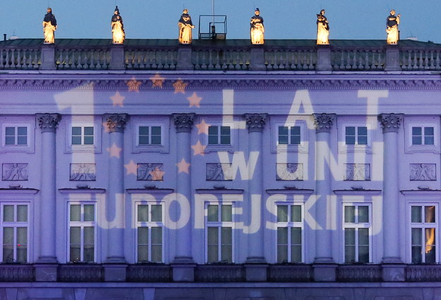 Iluminacja z hasłami "10 lat w Unii Europejskiej" na fasadzie Pałacu Prezydenckiego /Paweł Supernak /PAP