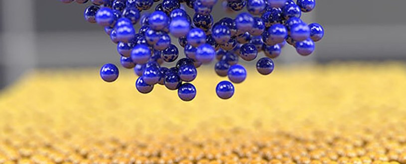 Ilustracja nanostruktury atomów litu (kolor niebieski) osadzających się na elektrodzie (kolor żółty) /materiały prasowe