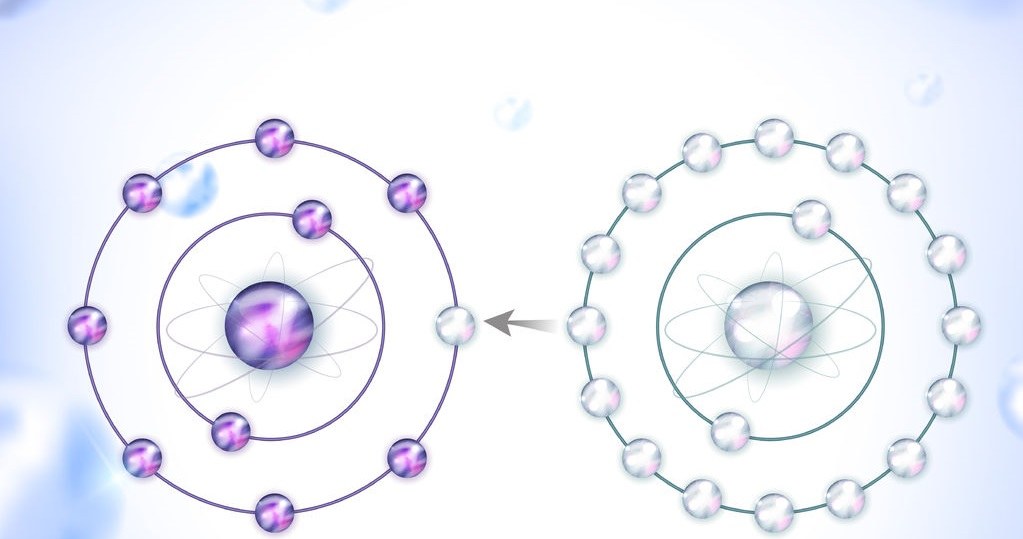Ilustracja poglądowa: wolny rodnik (po lewej) przyjmuje elektron, przeciwutleniacz (po prawej) przekazuje elektron /123RF/PICSEL